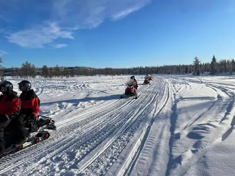 Snowmobile Safari 2h with snacks and guide