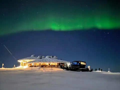 Ylläs: Northern Lights Dinner with Snowcat Ride