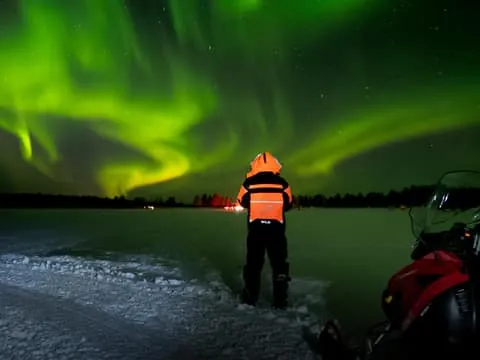 Levi: Northern Lights Snowmobile Tour with Snacks and Drinks