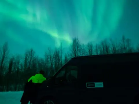 Inari/Ivalo: Aurora Hunting Tour by Car with Warm Drinks