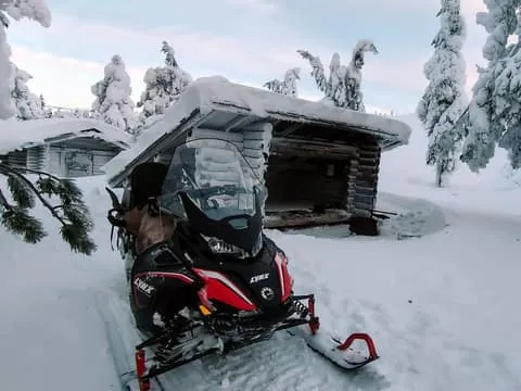 Lapland: Exclusive Private 7h Snowmobile Tour with Guide