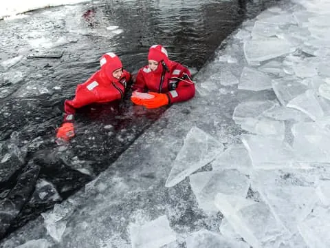 Ylläs: Lake Ylläsjärvi Ice-Floating Experience