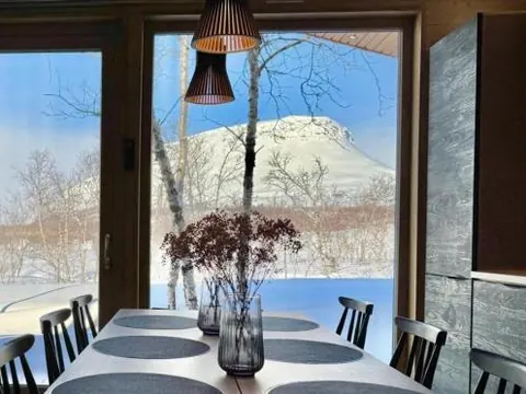 Mehtäherran Maja with a Saana fell view