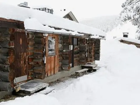 Classic Log Cabin Ski-in Ski-out