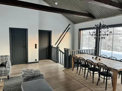 Porthos Ski-in Lodge with private hot tub and sauna in Lapland