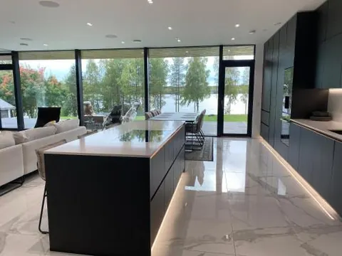 Villa Frozen Lake