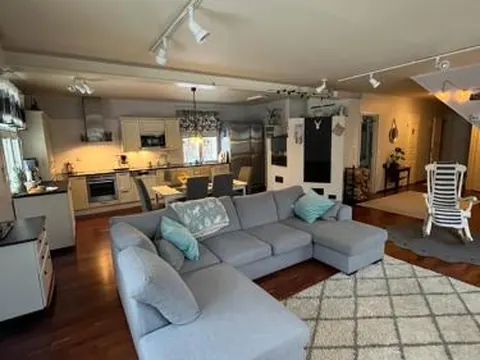 Cozy and Spacious Family Home with Sauna, Sleeps 12 people, Free Parking