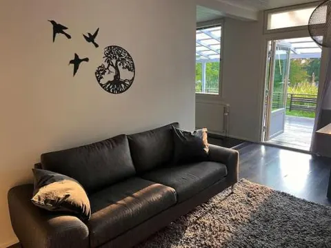 Cozy apartment near Santa Village w free parking