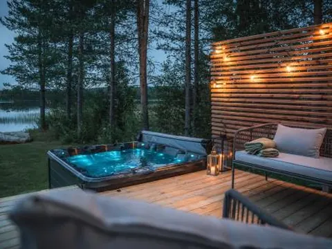 Arctic Snow Lake Lodge