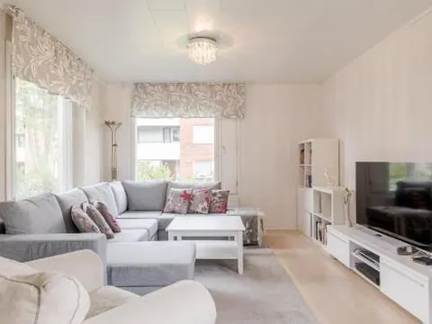5 bedroom family home with sauna close to city center