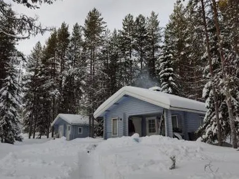Söpö mökki luonnon rauhassa