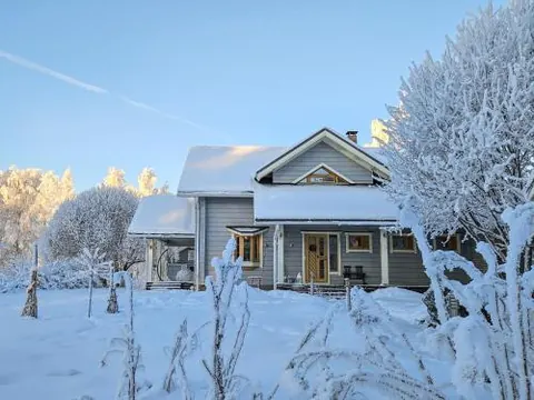 Riverside loghouse