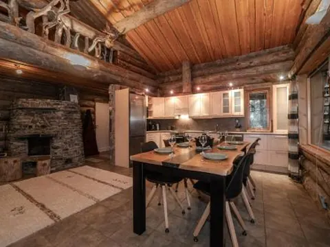 Cozy 4BR Cabin Next To Ski Slopes | Villa Mörri