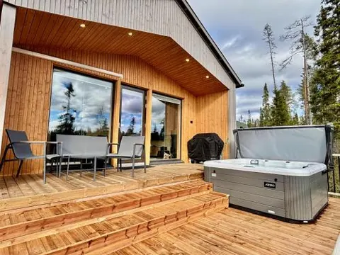 Peaceful Cabin with Hot Tub and Nature Views, Villa Lakeside Ruka