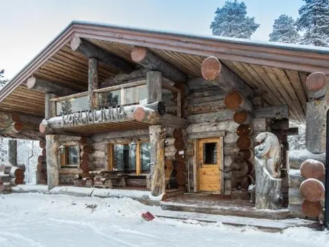 Spectacular Rural Log House with 2 Saunas next to a beautiful lake