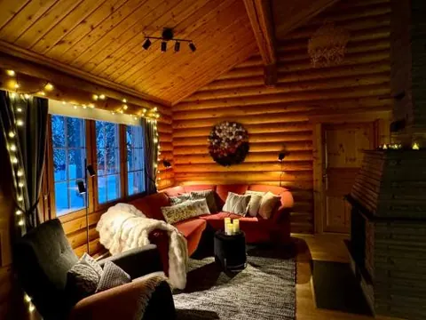 Atmospheric log cabin by the ski tracks